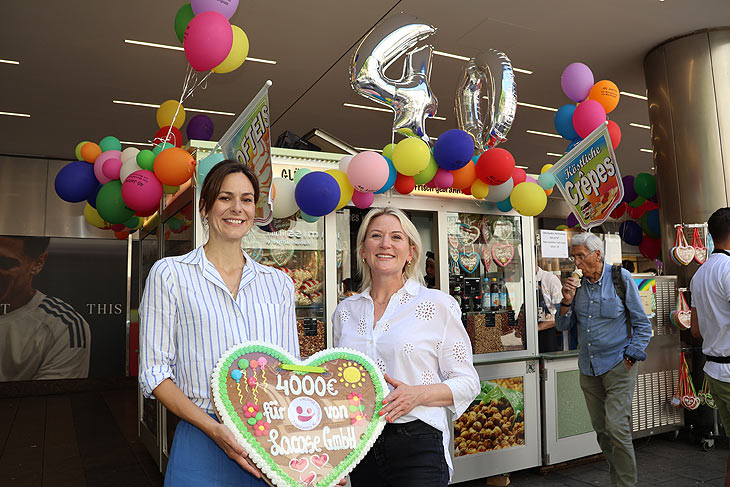 4.000 € als Spende wurden symbolisch in Form eines Riesen-Lebkuchenherzen an Johanna Helbig von der Stiftung Ambulantes Kinderhospitz München AKM anässlich des 40jährigen Jubiläums am 18.06.2024 überreicht